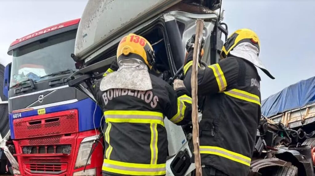 Motorista é resgatado pelos Bombeiros após cabine de carreta ser esmagada em acidente no TO
