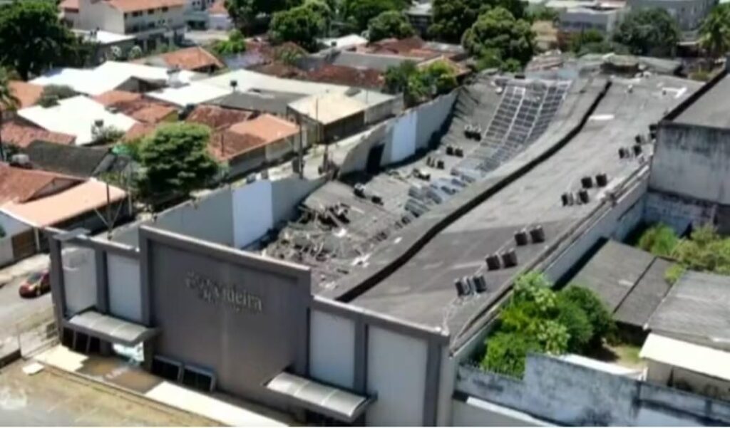 Teto de igreja desaba em Goiânia