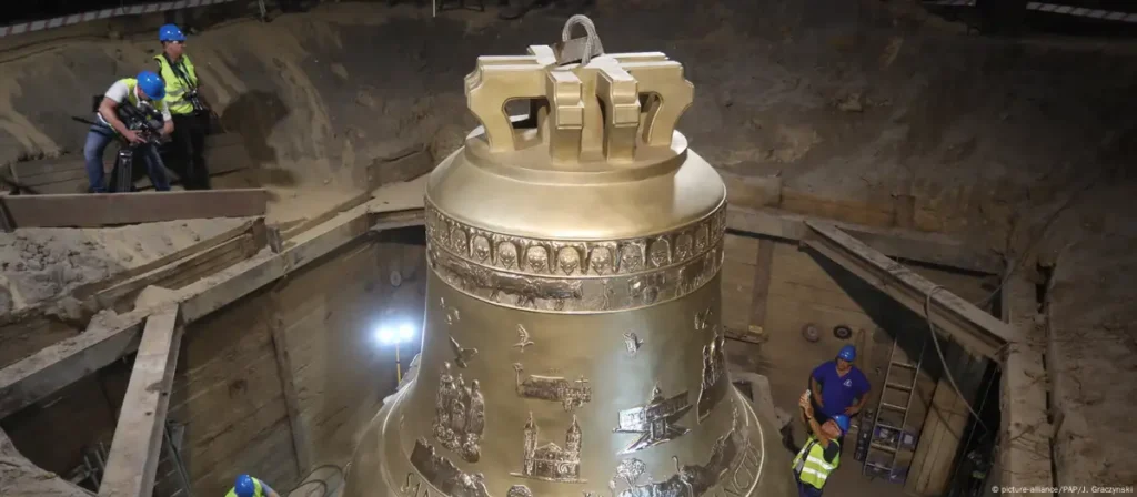 Da Polônia para o Brasil: sino gigante de 55 toneladas percorrerá mais de 10 mil km até a Basílica de Trindade