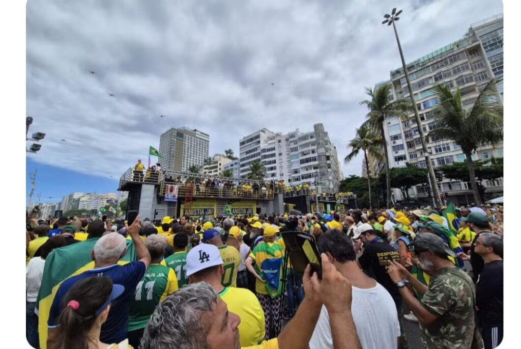 Em ato em Copacabana, Bolsonaro pede anistia para condenados do 8/1