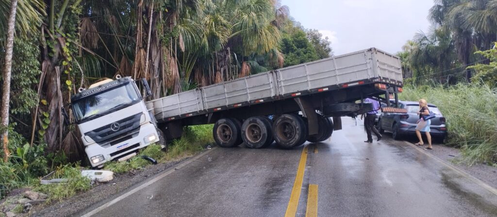 Acidente entre caminhão e caminhonete deixa um morto e um ferido na BR 155 no PA