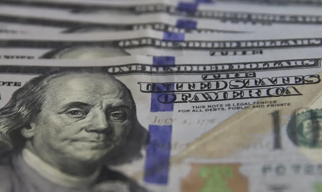 Dólar tem maior queda diária em dois anos e meio e fecha a R$ 5,75