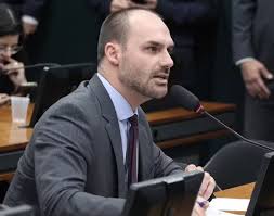 Eduardo Bolsonaro diz que vai morar nos EUA e se licencia do mandato