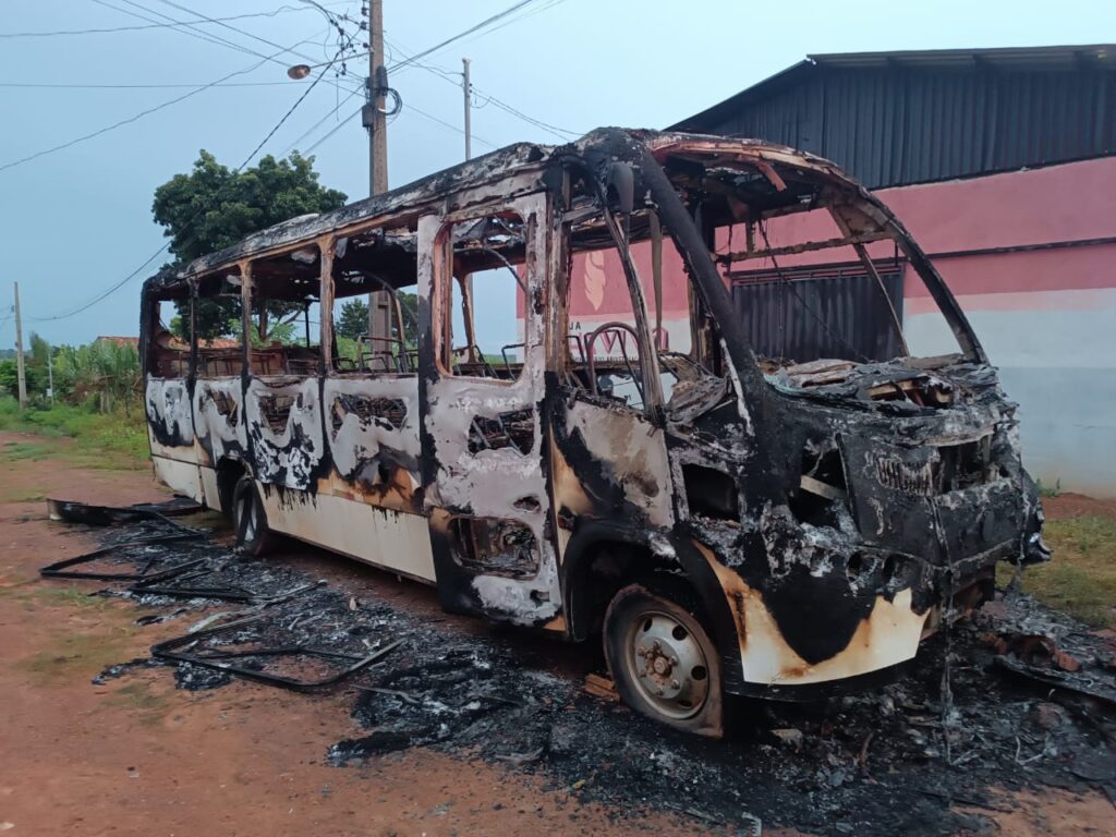 Ônibus escolar pega fogo em São João do Araguaia e caso levanta suspeita de vandalismo