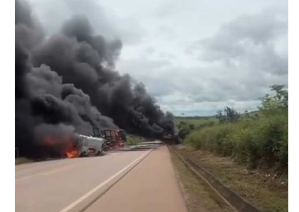 Três carretas colidem, pegam fogo e duas pessoas morrem na BR-163, no PA