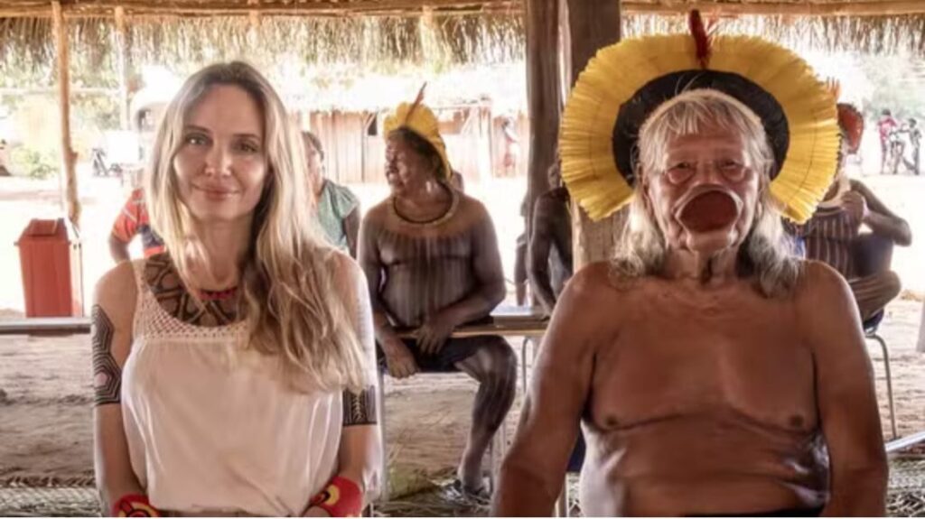 Angelina Jolie encontra cacique Raoni no Parque do Xingu, em Mato Grosso