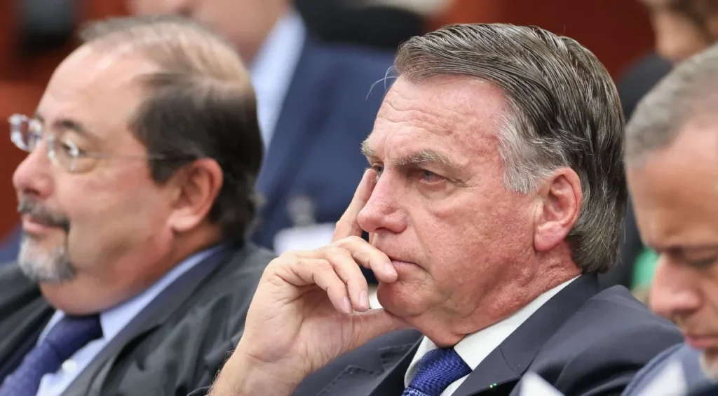 Moraes consulta PGR sobre notícia-crime que pede prisão de Bolsonaro