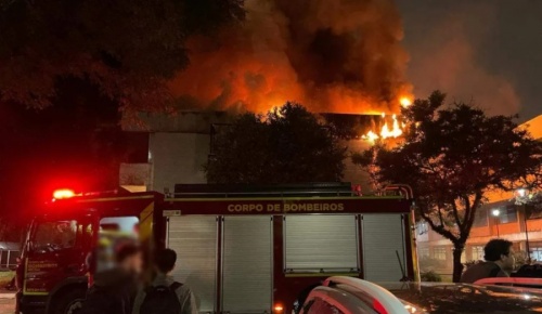 Incêndio de grandes proporções atinge PUC em Curitiba