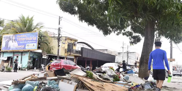 Entulho ocupa calçada e até espaço de ciclistas em Belém