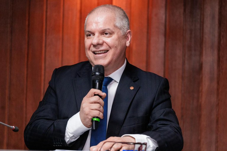 Presidente do INSS é afastado após operação da PF contra desvio bilionário
