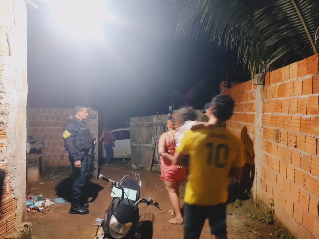Em Parauapebas, mãe abandona três crianças para beber e jogar dominó; uma foi hospitalizada