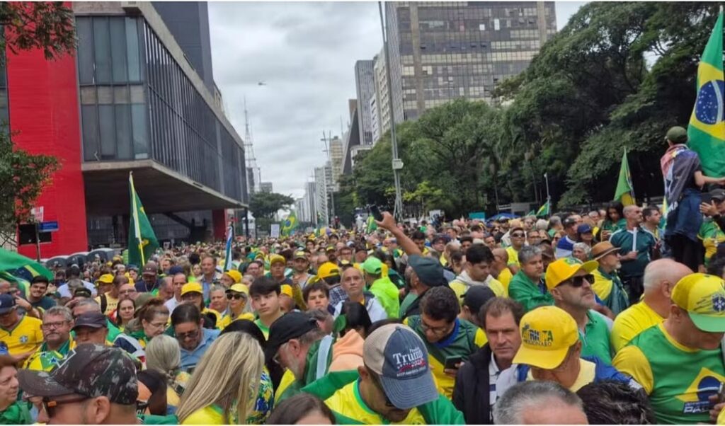 Ato com Bolsonaro na Avenida Paulista pede anistia para condenados do 8 de janeiro