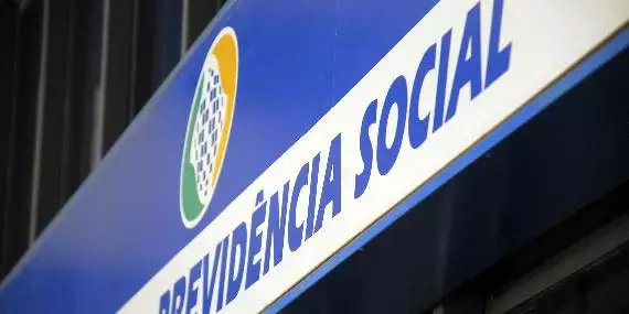 Aposentados e pensionistas começam a receber antecipação do 13º