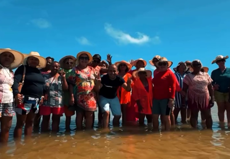 Prefeitura de Ourilândia promoveu “banho de mar” aos idosos em Salinas