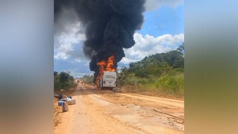 Incêndio destrói ônibus de passageiros na Transamazônica