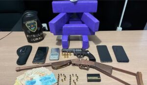 Motorista é parado por causa de lanterna queimada e polícia encontra armas, drogas e munições escondidas em carro