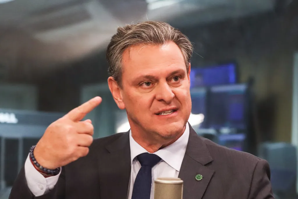 Ministro da Agricultura anuncia que foco de gripe aviária está contido