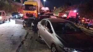 Acidente entre carreta e cinco carros deixa uma pessoa morta em GO