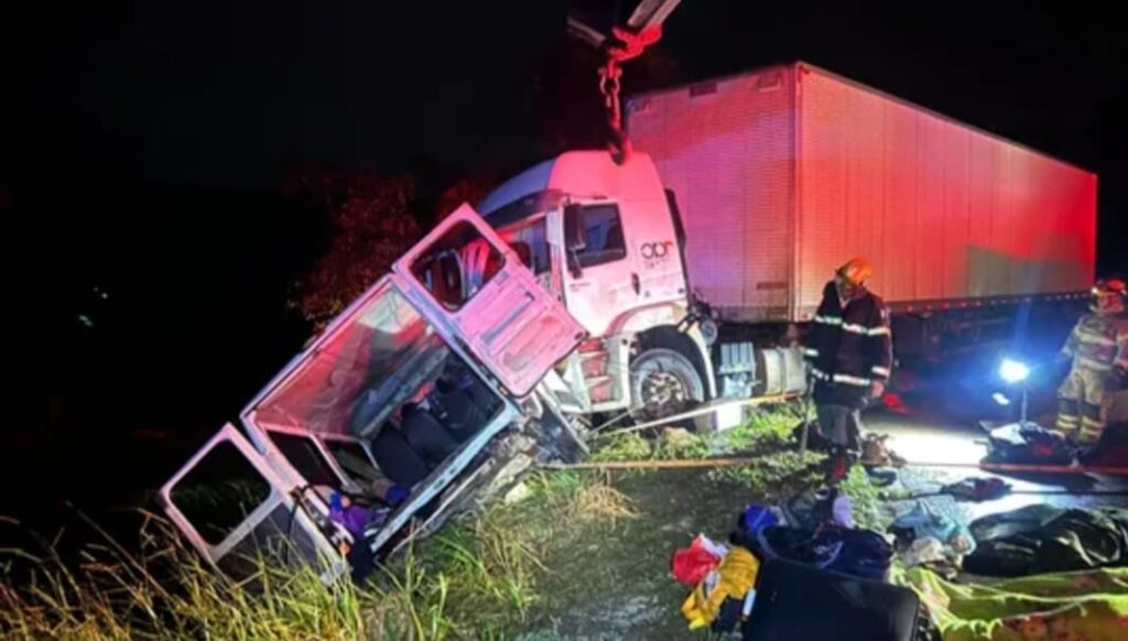 Batida entre carreta e micro-ônibus deixa 9 mortos e 10 feridos em MG