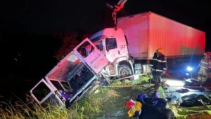 Batida entre carreta e micro-ônibus deixa 9 mortos e 10 feridos em MG