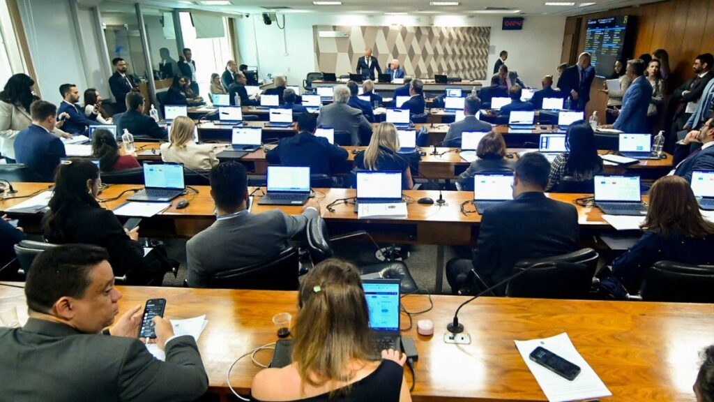 Proposta que aumenta mandato de presidente e acaba com a reeleição avança no Senado
