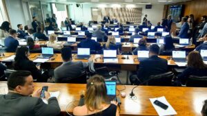 Proposta que aumenta mandato de presidente e acaba com a reeleição avança no Senado
