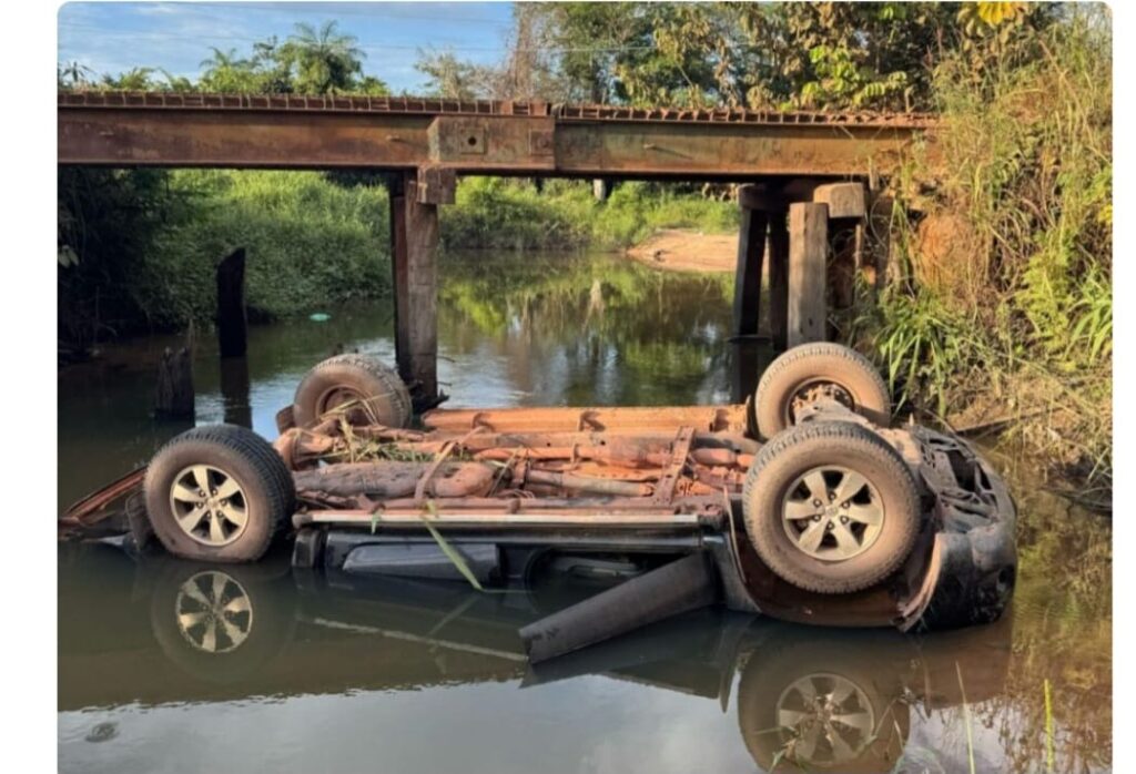 Veículo cai da ponte do rio Jabuti em Redenção
