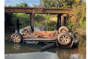 Veículo cai da ponte do rio Jabuti em Redenção