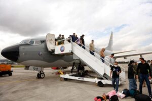 Trump oferece US$ 1.000 e passagem a migrantes que aceitarem deixar os EUA