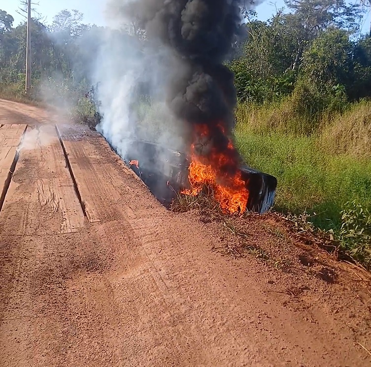 Caminhonete é consumida pelo fogo após cair de ponte em São Félix do Xingu