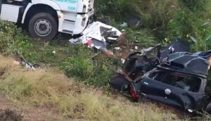 Homens morrem após carro de passeio bater de frente com caminhão no MT