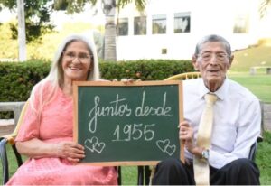 Casal de idosos comemora 70 anos de casados e garante: ‘Nunca discutimos’