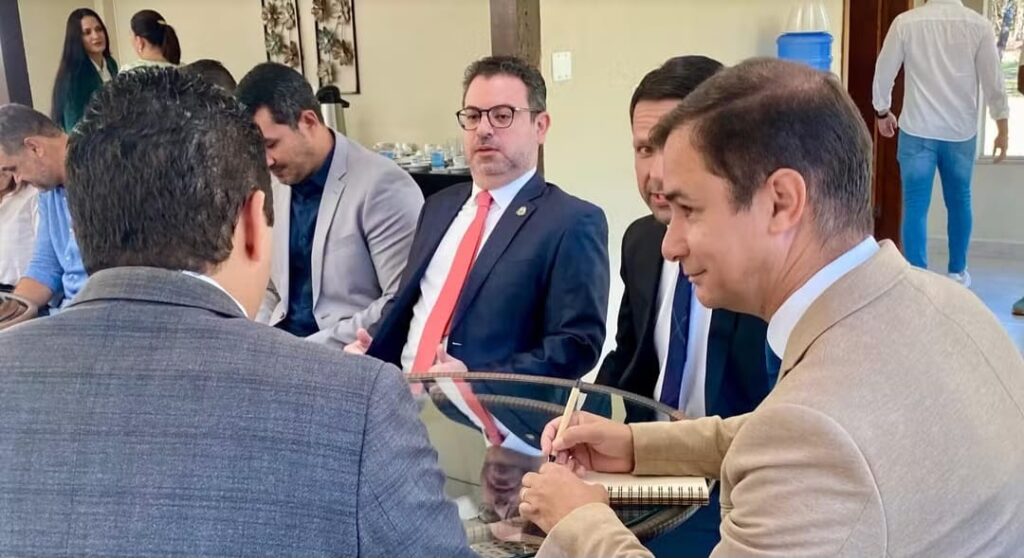 Prefeito em exercício de Palmas faz reunião com secretários após prisão de Eduardo Siqueira Campos