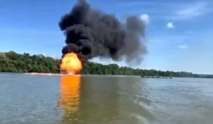 Dezenas de balsas são destruídas em garimpo ilegal durante operação em terra indígena