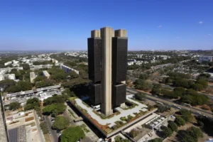 BC eleva juros para 15% ao ano, maior patamar desde 2006