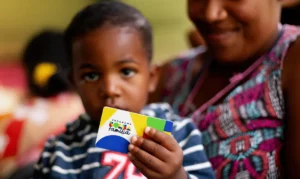 Caixa paga Bolsa Família a beneficiários com NIS de final 5; R$ 13,63 bilhões.