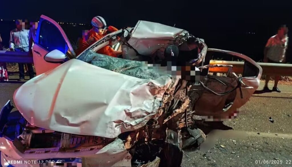 Acidente entre carros e carreta deixa homem morto e quatro feridos na ponte que liga Palmas e Luzimangues