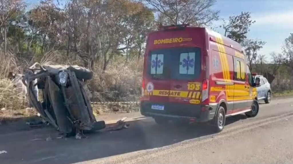 Carro capota e deixa duas pessoas mortas e uma ferida na TO-040