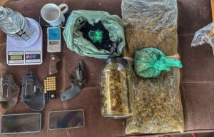 Advogada, marido e mais um homem são presos com 1,1 kg de maconha