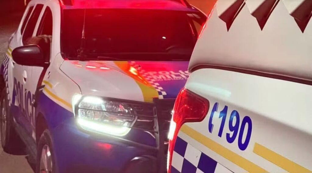 Homem é preso após atacar idosa com golpes de foice dentro de igreja