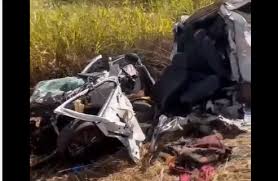 Caminhão mata ocupantes de carro parado em rodovia, dizem bombeiros