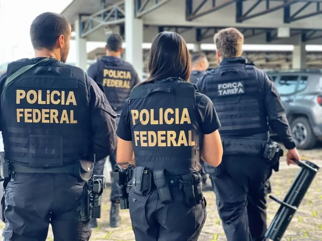 PF prende Mauro Cid e ex-ministro Gilson Machado por ordem de Moraes