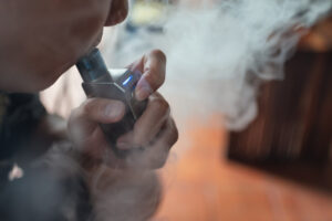 Um em cada 9 adolescentes usa cigarro eletrônico no Brasil