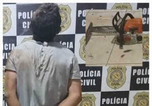 Homem se arma com facão e motosserra para agredir companheira