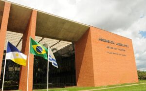 Servidora da Assembleia Legislativa é condenada a devolver R$ 1,4 milhão por receber salário enquanto morava na Europa
