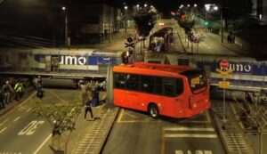 Ônibus biarticulado parte ao meio após colisão com trem em Curitiba e deixa 11 feridos