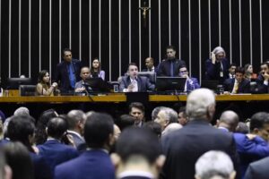 Governo libera R$ 2,5 bilhões em emendas em semana de crise com o Congresso