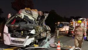 Acidente entre carreta, micro-ônibus e ônibus deixa cinco mortos na BR-153, diz PRF