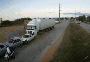Carreta desgovernada destrói 4 carros na BR-070 em MT