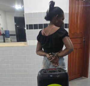 Mulher ameaça vizinhos com pedaço de pau após ser denunciada por som alto e é presa